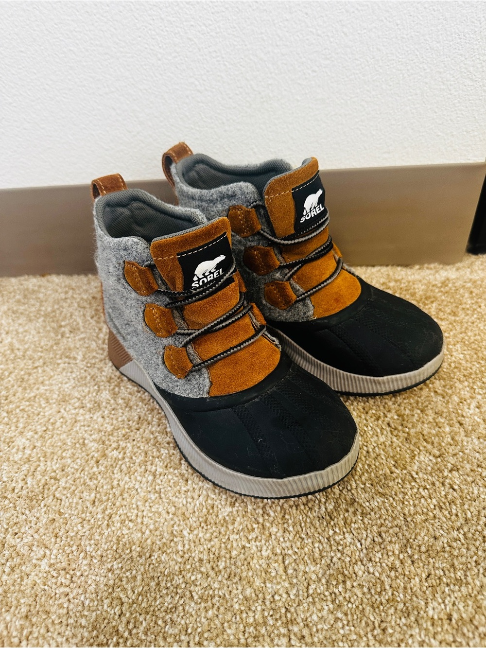 Sorel Kids 2 Brown, Gray & Black Winter Boots Excellent Condition
